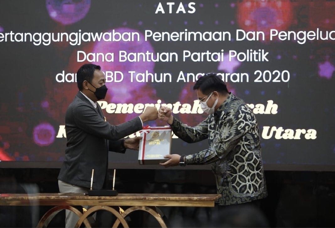 Wakil Bupati Kevin W Lotulung menerima penyerahan LHP Atas Penanggungjawaban Penerimaan dan Pengeluaran Banpol APBD TA 2020 yang diserahkan Kepala BPK Sulut Karyadi di kantor BPK Sulut, Senin (21/6).
