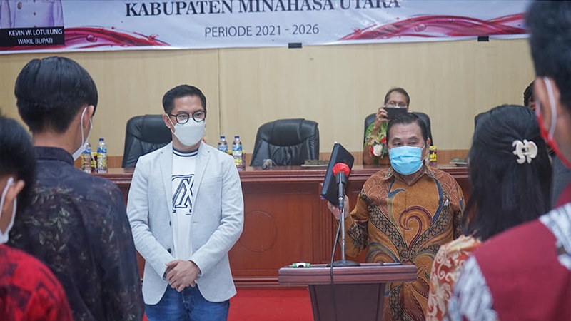 Bupati Joune Ganda melantik Pengurus Pelayanan Siswa Kristen (Pelsis) Minahasa Utara periode 2021-2026 di Balai Diklat Maumbi, Sabtu (26/6).