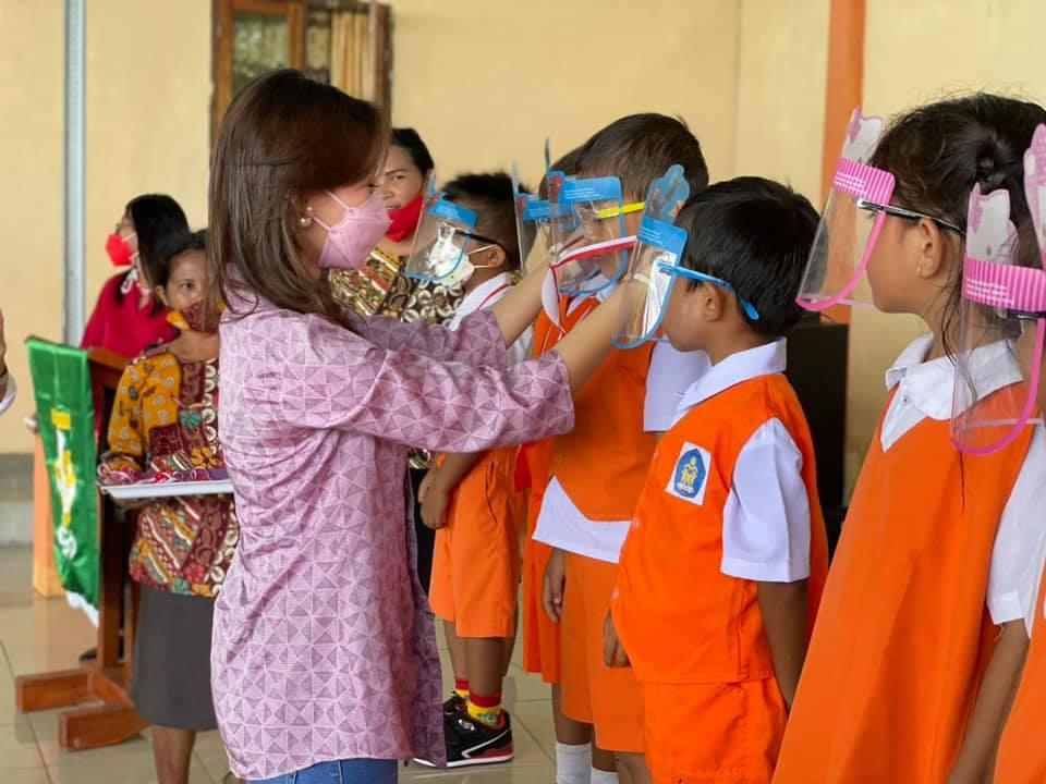 Bunda PAUD Minut Rizya Ganda-Davega di sela-sela penamatan PAUD KB Maju Bersama di Desa Kalinanun, Kecamatan Likupang Timur, akhir pekan lalu.