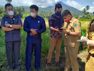 Jajaran anggota DPRD Minut bersama OPD terkait memantau lahan pertanian di wilayah Airmadidi dan Kalawat, Senin (28/6).