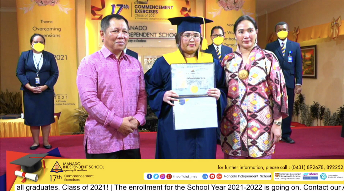 Brigjen Pol Bastony Sanap bersama istri mendampingi putri tercinta yang mengikuti Gradiation Day MIS 2021.