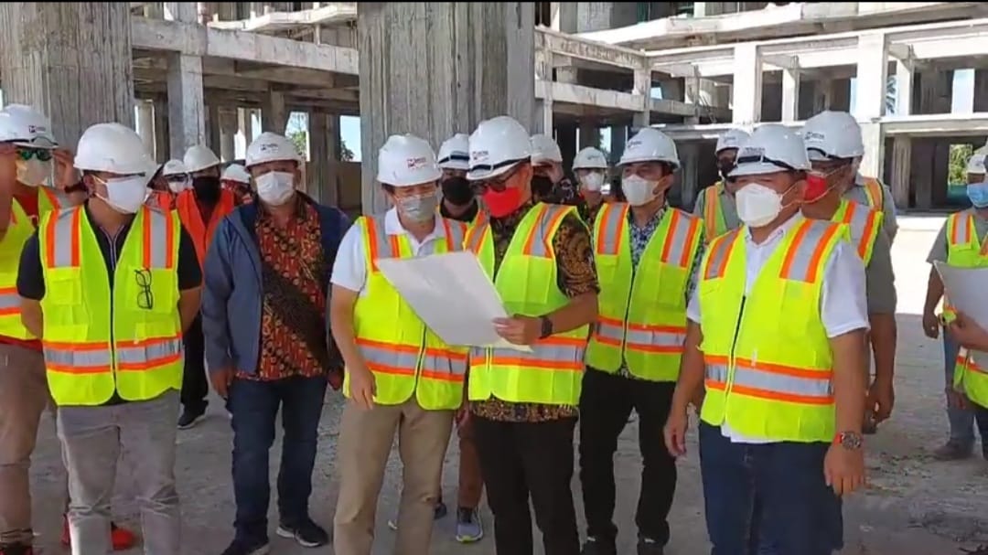 Bupati Minut Joune Ganda bersama Ketua DPRD Minut Denny Lolong memantau progres pembangunan Marriott Hotel Likupang Eco Family Resort di Desa Paputungan, Likupang Barat, Sabtu (20/6).