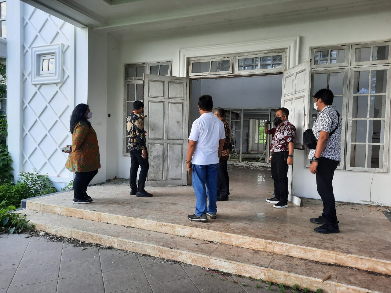 Satgas KPK RI meninjau bangunan rudis Bupati Minut di bukit Kelurahan Airmadidi Atas, Kecamatan Airmadidi.