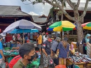 Inspeksi mendadak di Pasar Airmadidi yang dilakukan sejumlah anggota DPRD Minut, Selasa (22/6) lalu.
