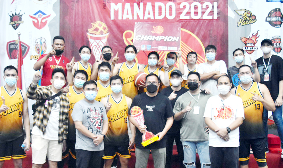 CHAMPION: Para pemain Porkys foto bersama Wakil Walikota Manado dan Ketua Harian Perbasi Sulut Clay Dondokambey. Foto: humas perbasi manado
