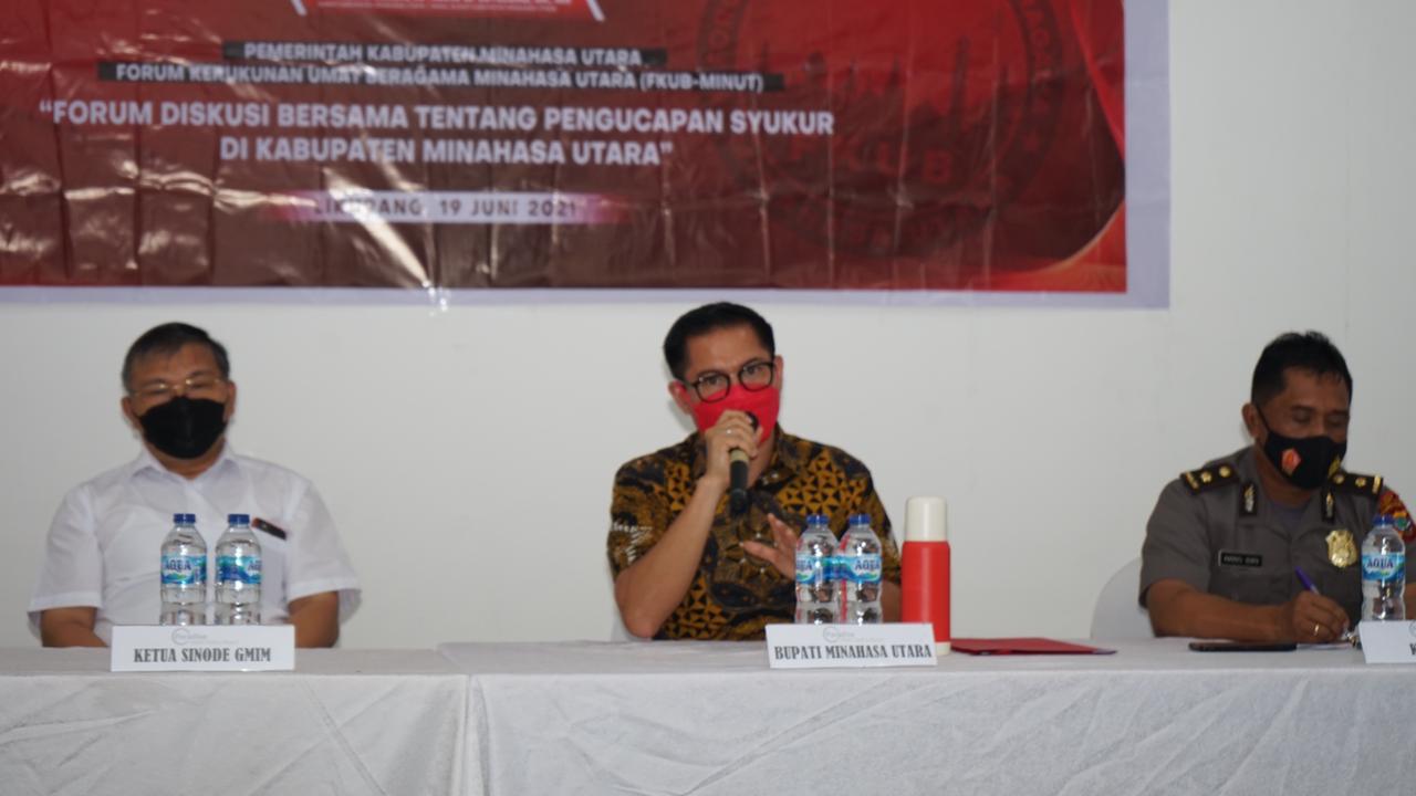 Bupati Minut Joune Ganda membuka Forum Diskusi Bersama tentang Pengucapan Syukur di Minut bersama FKUB Minut. Tampak hadir Ketua Sinode GMIM Pdt Hein Arina dan Wakapolres Kompol Hans Karia Biri di Casabaio Hotel Likupang, Sabtu (19/6).
