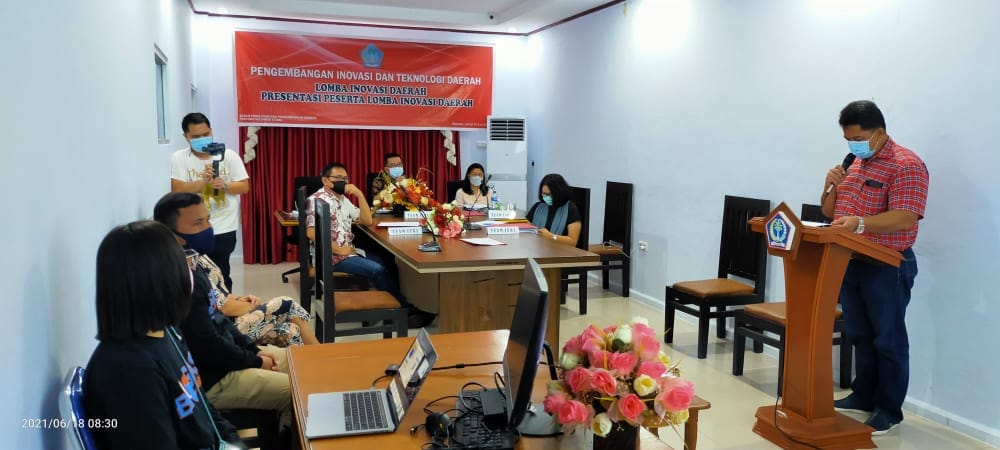 Kepala Bidang Pembangunan, Inovasi dan Teknologi Balitbangda Sulut Christiaan Sondakh SH ME (kanan), saat membawakan laporan kegiatan Lomba Inovasi Daerah dan Aplikasi Riset se-Sulut, di kantor Balitbangda Sulut, Jumat (18/12/2021).