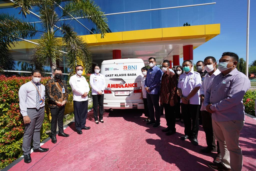 Pemimpin BNI Wilayah 11 Manado Koko Prawiro Butar Butar didampingi manajemen BNI lainnya, saat menyerahkan CSR berupa 1 unit mobil Ambulance untuk Pemkab Poso.