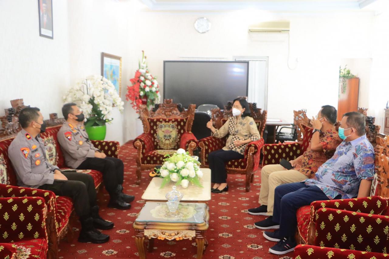 Rektor Unsrat Ellen Kumaat bersama Kapolres Manado Elvianus Laoly dan Tim di Kantor Rektorat Unsrat, Rabu (23/6). (foto: istimewa)