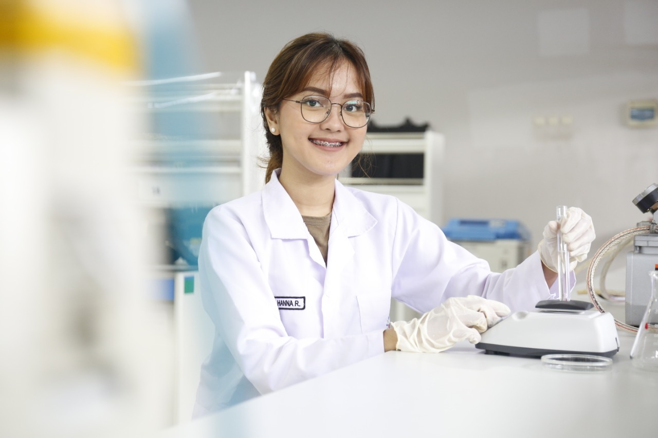 Salah satu mahasiswa UP yang mendapatkan beasiswa dan dikirim ke luar negeri untuk melanjutkan studi.