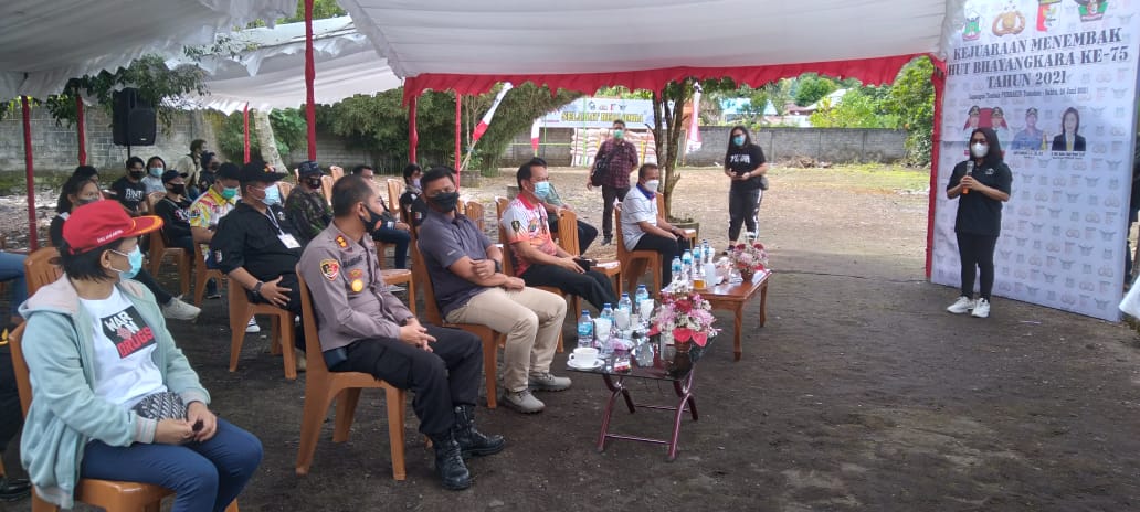 Ketua Pengkot Perbakin Kota Tomohon Ir Miky Junita Linda Wenur (MJLW) MAP saat membawa sambutan kegiatan kejuaraan menembak dalam rangka HUT Bhayangkara ke-75 tahun 2021, di Lapangan Tembak Perbakin Tomohon, jalan raya Walian Tomohon Selatan, Sabtu (26/6/