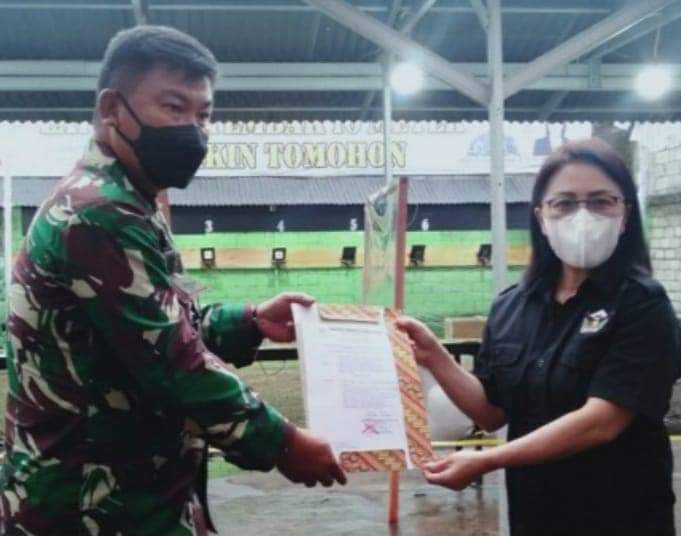 Brigjen TNI Prince Meyer Putong menyerahkan SK Kontingen Perbakin Sulut di PON XX Papua, kepada Ketua Pengkot Perbakin Tomohon Ir Miky Junita Linda Wenur MAP.