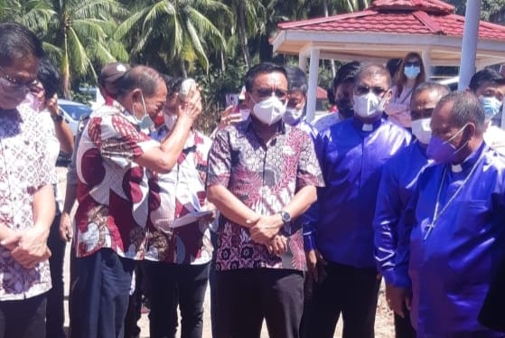 Denny Sondakh bersama Wali Kota Bitung Maurits Mantiri saat berdoa sebelum peletakan batu pertama.