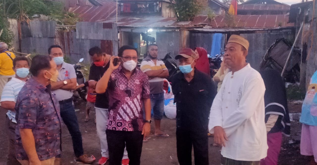 Wali Kota Bitung Maurits Mantiri saat memantau lokasi pengungsian di Pasar Tua.