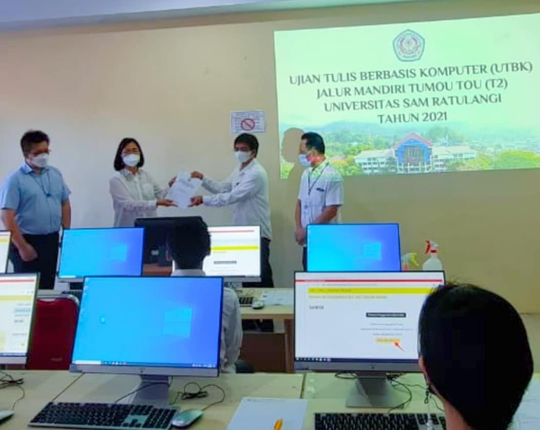 Rektor Unsrat Ellen Kumaat memantau pelaksanaan UTBK jalur mandiri T2, Senin (28/6)