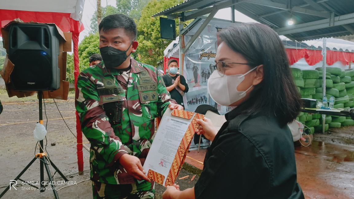 Brigjen TNI Prince Meyer Putong menyerahkan SK Kontingen Perbakin Sulut di PON XX Papua, kepada Ketua Pengkot Perbakin Tomohon Ir Miky Junita Linda Wenur MAP. Dok Julius/MP