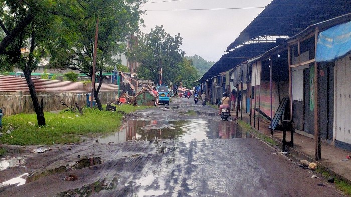 Salah satu ruas jalan di Kecamatan Maesa yang akan diperbaiki