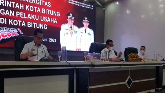 Wali Kota Bitung Ir Maurits Mantiri MM, didampingi Plt Asisten II Drs Benny Lontoh MA dan Kadisnaker  Weenas Ch Nobel Luntungan SH MH, saat memimpin pertemuan