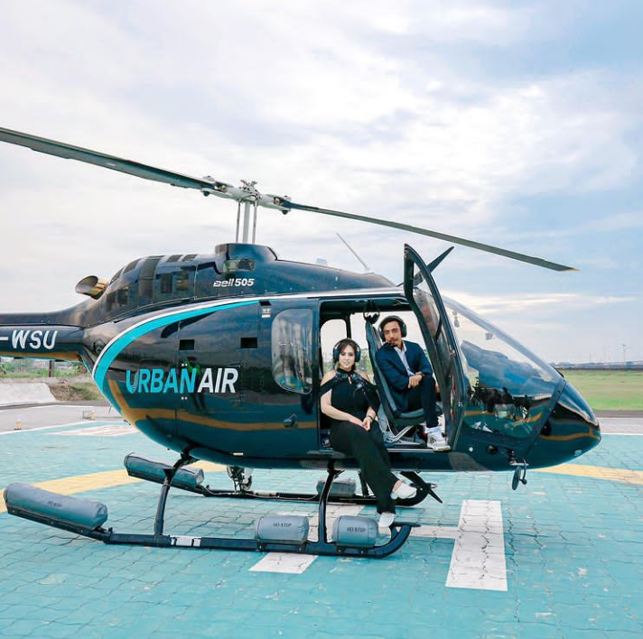 Maharani Kumala bersama suami saat berpose di Helikopter miliknya yang diberi nama Urban Air. (Imstagram @MaharaniKemala)