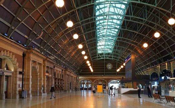 Suasana lengang stasiun kereta pada hari pertama karantina wilayah (lockdown) di Sydney, Australia (REUTERS)