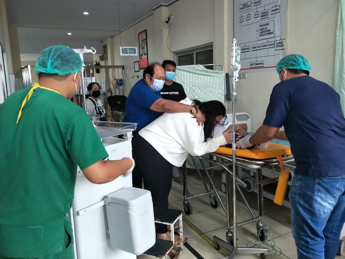 TURUT BERDUKA CITA: AKBP Henzly Moningkey SIK MSi saat berada di RS Tondano. Tampak, istri tercinta tak kuasa menahan air mata.