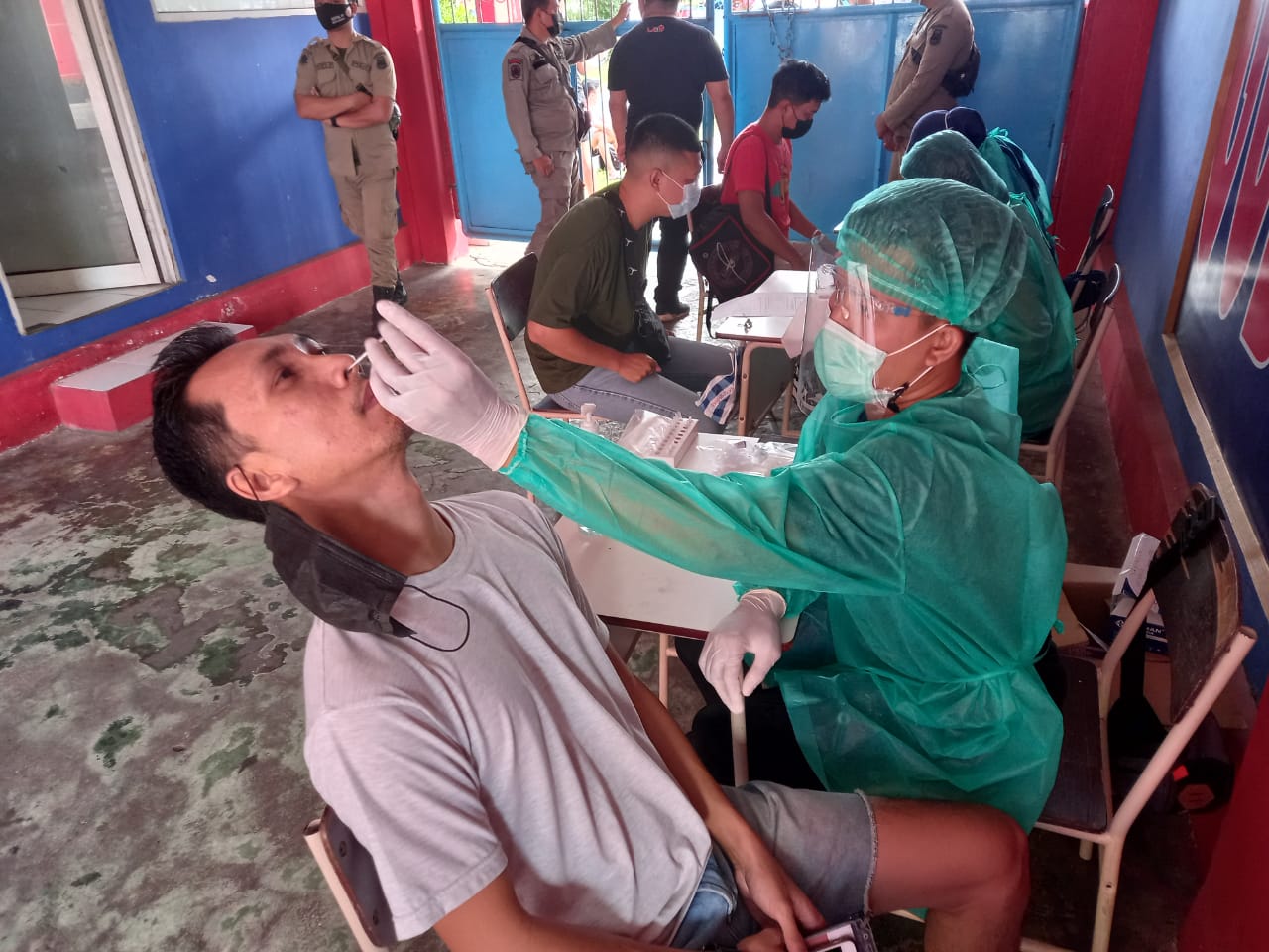 Para pemain sedang menjalani rapid test antigen. Foto: Humas Perbasi Manado