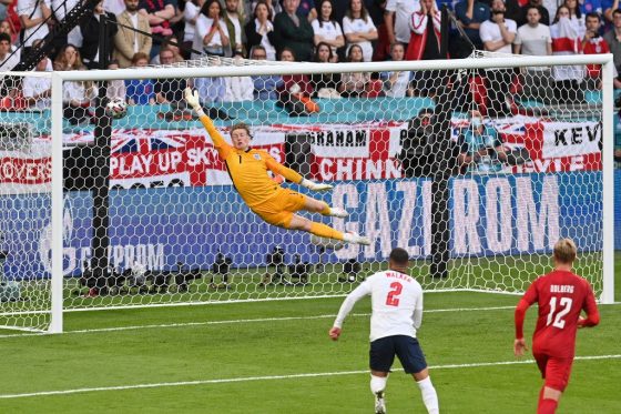 Gawang kiper Inggris Jordan Pickford akhirnya kemasukan di Euro 2020. (JUSTIN TALLIS/POOL/AFP )
