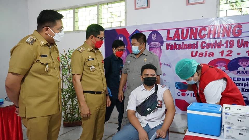 Bupati dan Wakil Bupati Joune Ganda-Kevin W Lotulung bersama Ketua DPRD Denny Lolong meninjau pelaksanaan vaksinasi anak usia 12-17 tahun di SMKN 1 Airmadidi, Senin (5/7).
