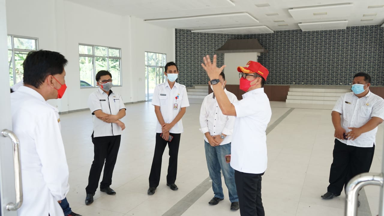 Bupati Joune Ganda didampingi pejabat terkait memantau Gedung Kesenian Wanua Ure di Desa Sukur, Kecamatan Airmadidi yang akan dijadikan tempat perawatan pasien Covid-19, Rabu (28/7).