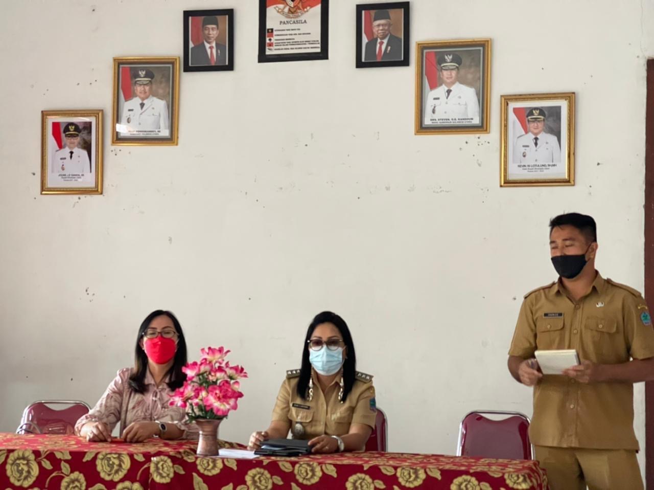 Jajaran direksi PUD Klabat melakukan pertemuan bersama pengusaha sampah, Bumdes, dan Camat Kema di Kantor Camat Kema, Senin (5/7).