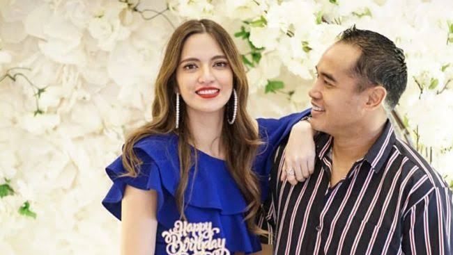 Aktris Nia Ramadhani bersama sang suami Ardi Bakrie.