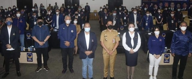 Bupati Joune Ganda bersama Ketua DPW NasDem Sulut Max Lomban dan Ketua DPD NasDem Minut Peggy Rumambi di sela-sela Rakerda di Sutanraja Hotel, Selasa (6/7).
