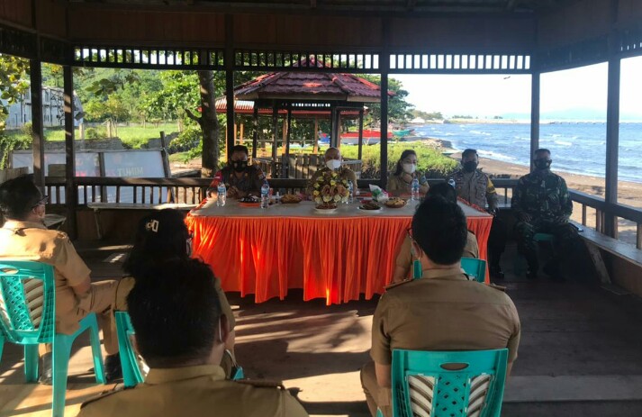 Rapat koordinasi Forkopimcam Kema bersama para hukum tua membahas PPKM Mikro, Senin (12/7).