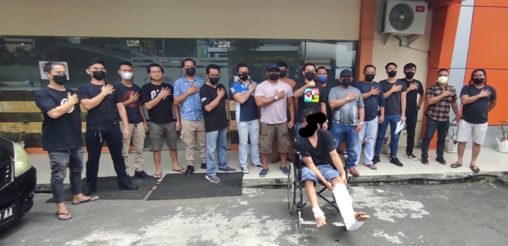 Tim Resmob Polda Sulut bersama Tim Resmob Polres Minut mengamankan pelaku SM alias Sabdi, Selasa (6/7).