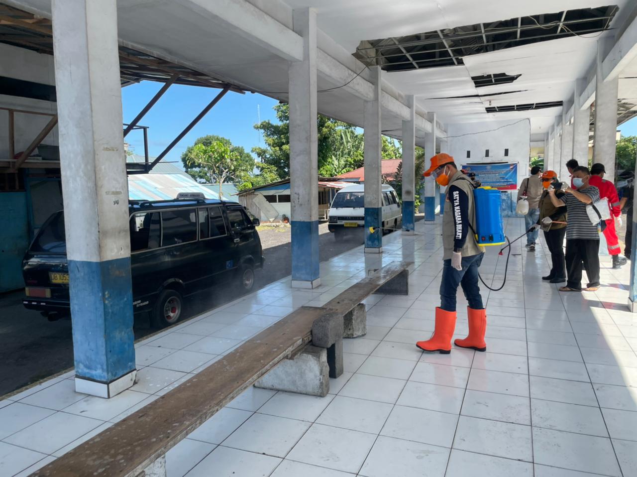 Bupati Minut Joune Ganda melakukan penyemprotan desinfektan di kantor-kantor jajaran Pemkab Minut, Sabtu (31/7).