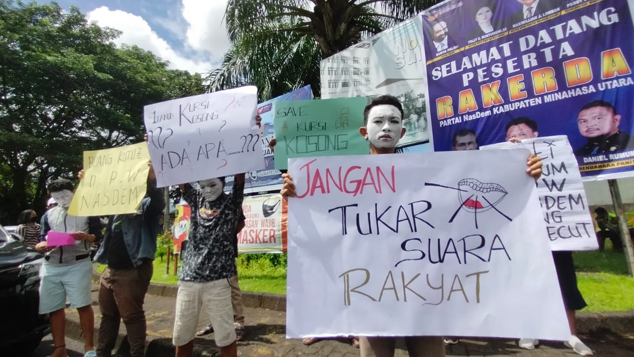 Aksi teatrikal puluhan warga di depan Hotel Sutanraja yang mempertanyakan PAW Effendy Moha, Selasa (6/7).