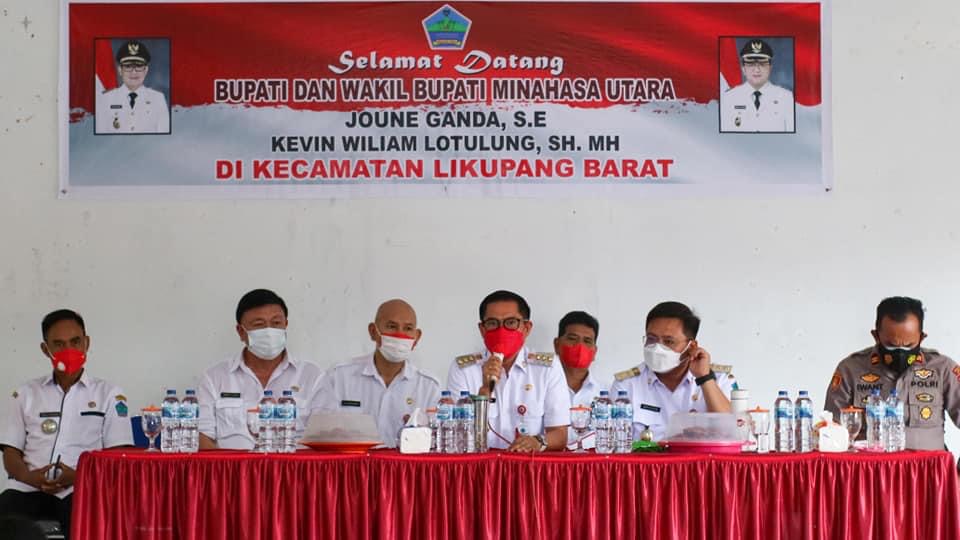 Bupati dan Wakil Bupati Minut Joune Ganda-Kevin W Lotulung bersama jajaran rapat koordinasi di kantor Kecamatan Likupang Barat, Rabu (7/7).