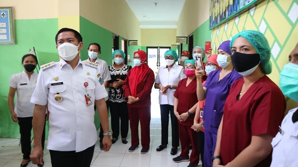 Bupati Minut Joune Ganda memantau pelaksanaan pelayanan pemerintahan di Kecamatan Wori, Rabu (14/7).