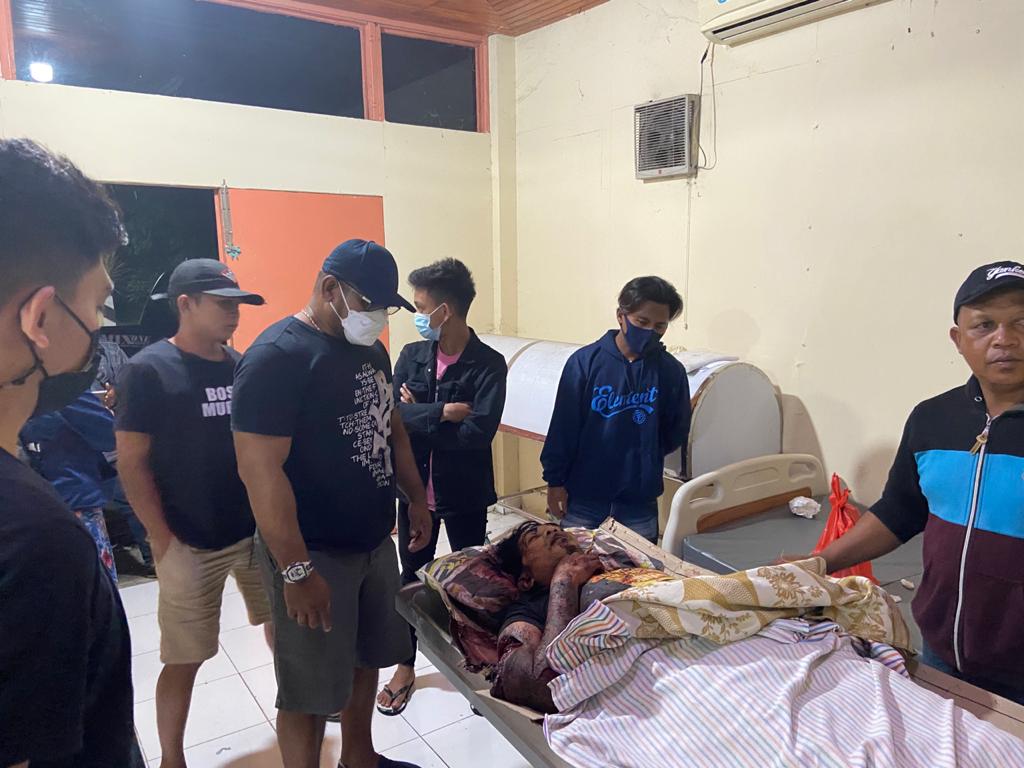 Penyidik Satreskrim Polres Minut saat membawa korban ke RS Maria Walanda Maramis.
