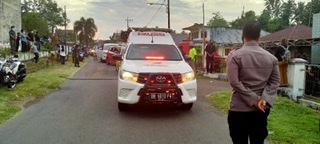 Kapolsek Dimembe Iptu Fadhly memimpin petugas melakukan pengamanan pemakaman Hukum Tua Desa Klabat Alm Vecky Pinontoan.