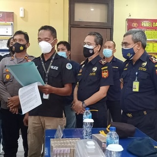 Petugas Polres Minut dan Bea Cukai Bitung bersama barang bukti rokok dengan cukai rokok diduga palsu ditunjukkan kepada awak media.