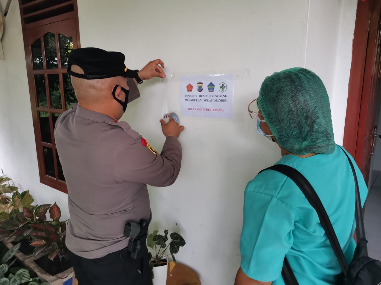 Pelabelan rumah warga di seputaran Kecamatan Airmadidi dilakukan Forkopimcam, Rabu (14/7).