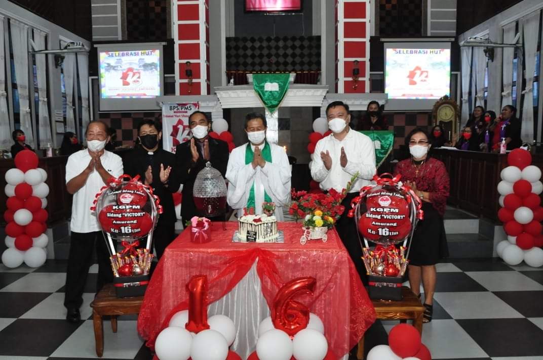 Wakil Bupati Minahasa Selatan (Minsel) pdt. Petra Yani Rembang (PYR) usai memimpin ibadah syukur Hari Ulang Tahun (HUT) ke-16 KGPM Sidang Victory Amurang.