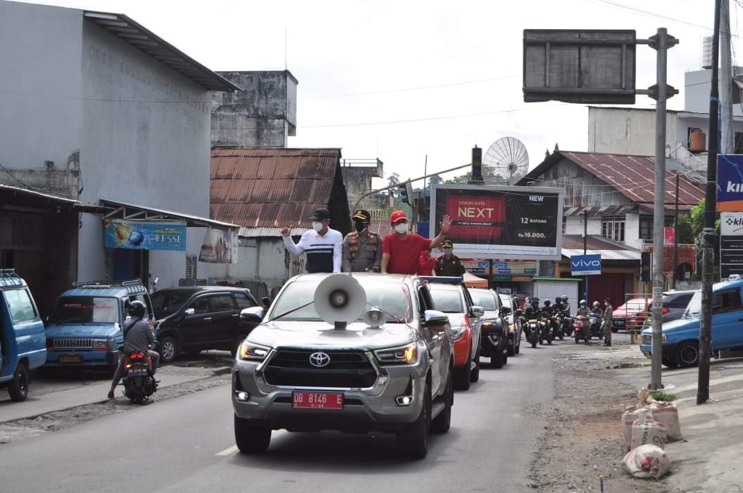 Bupati Minsel Franky Donny Wongkar (FDW) dan Wakil Bupati Pdt. Petra Yani Rembang (PYR) bersama Kapolres AKBP Norman Sitindaon dan Forkompinda konvoi dengan mobil keliling Amurang ingatkan Prokes Covid-19.