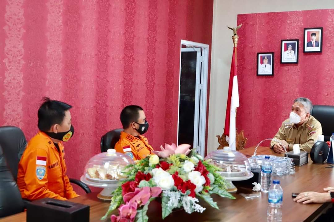 Bupati Franky Donny Wongkar (FDW) didampingi Kepala BPBD Thorie Joseph menerima kunjungan Kepala Badan SAR Nasional (Basarnas) Kota Manado Suhri Noster Norbertus Sinaga di ruang rapat bupati.