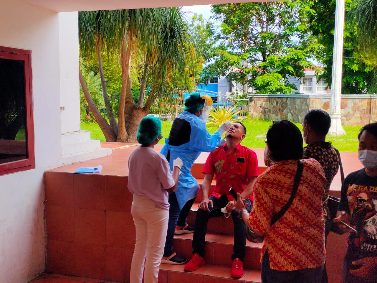 Tes PCR massal yang dilakukan di Kantor Wali Kota Bitung, Kamis (1/6). (Don Papuling/MPO)