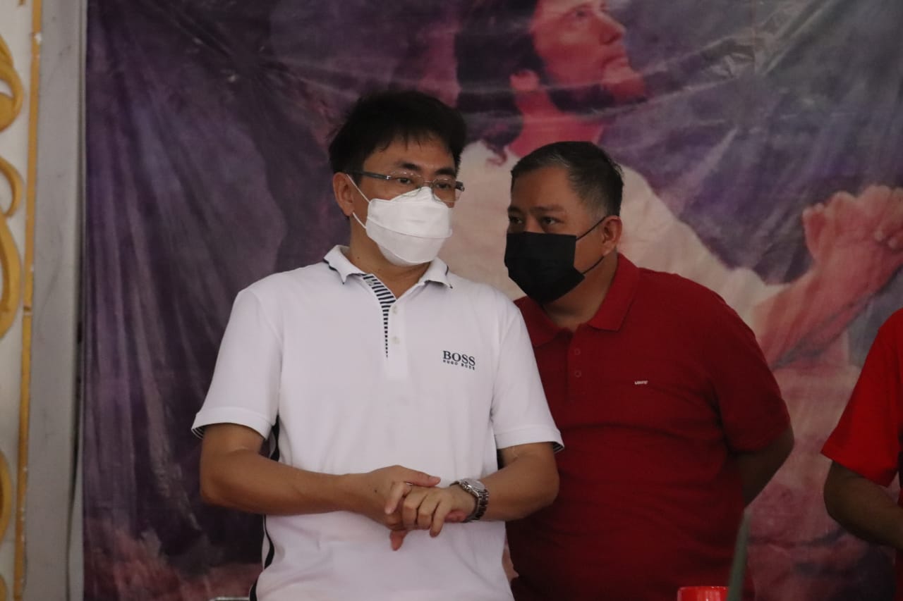 Wali Kota Manado Andrei Angouw (kiri) didampingi Ketua P/KB GMIM Getsemani Sario Kota Baru (Sakobar) Wilayah Manado Sario Pnt dr Roland Roeroe membuka Lomba Olahraga Piala Wali Kota se-P/KB GMIM yang digelar di Hall Getsemani Sakobar, Wilayah Manado Sario