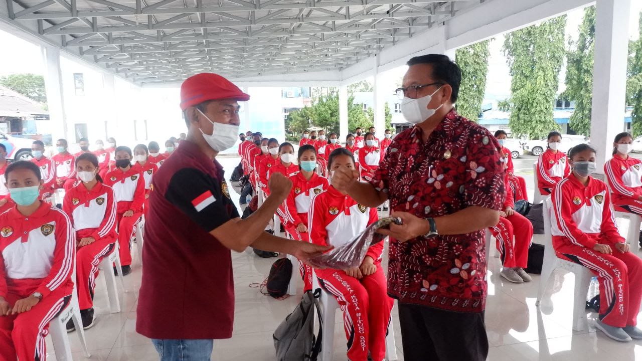 Wali Kota Bitung Ir Maurits Mantiri MM dan Presiden Lima Perisai Leonardo Axsel Galatang saat pembekalan calon Paskibraka Kota Bitung.(Istimewa)