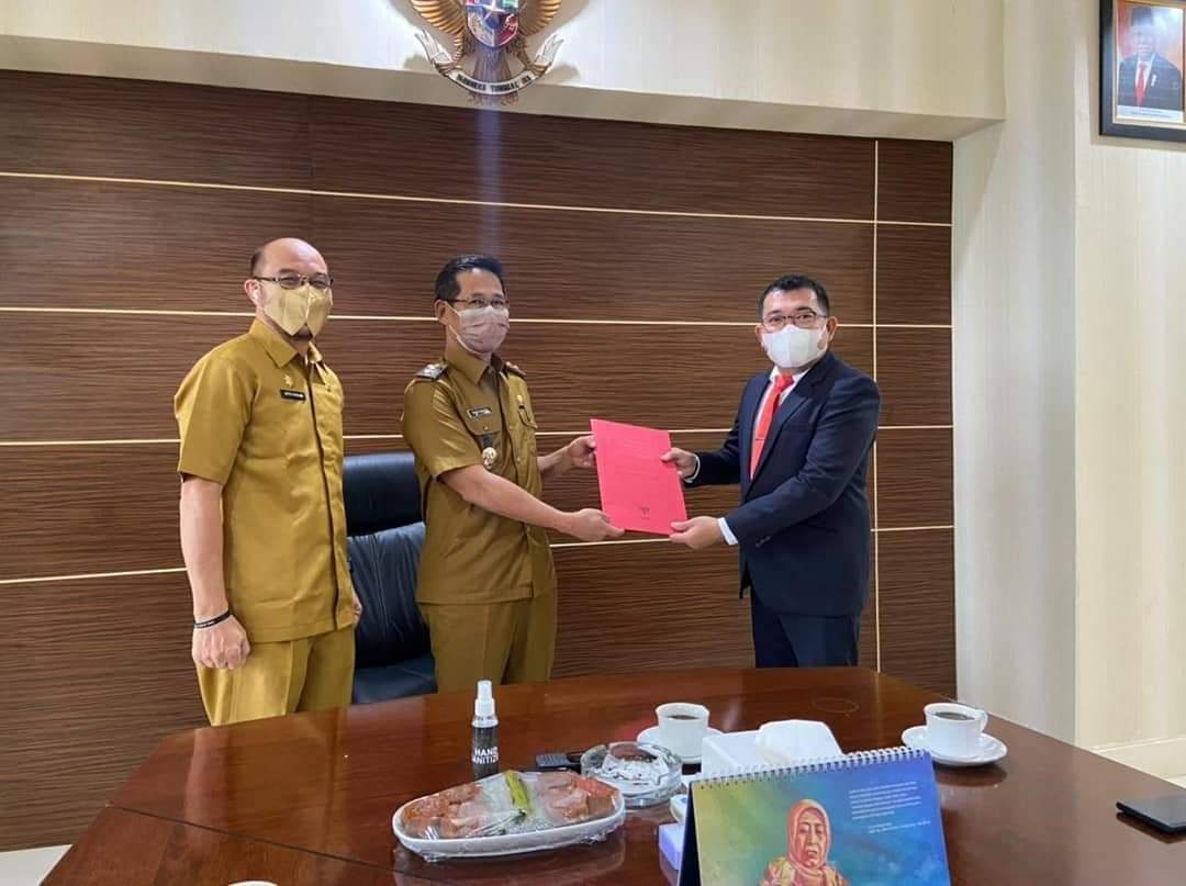 Raymond Luntugan saat menerima SK pengangkatan sebagai Direktur PDAM Duasudara Bitung.