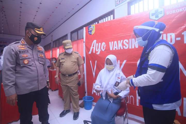 Salah satu pelajar yang ada di Kabupaten Bolmut sedang menjalani penyuntikan vaksin, Senin (5/7).